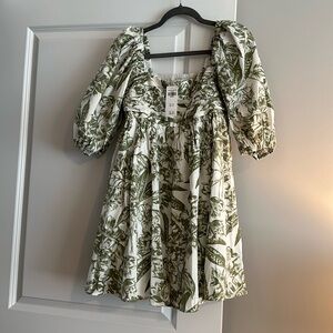 Green and white dress. size medium. Never worn.